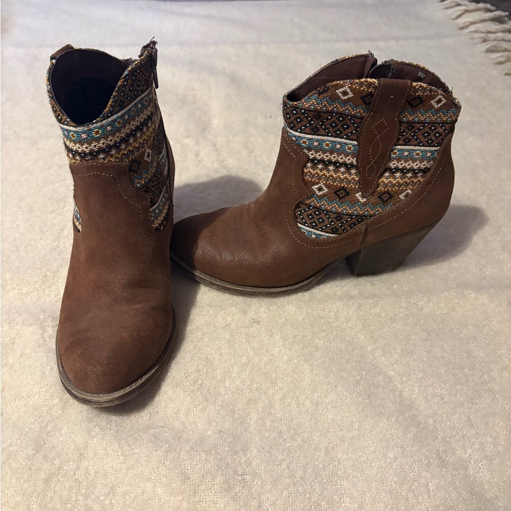 Chic Brown Ankle Boots with Patterned Design